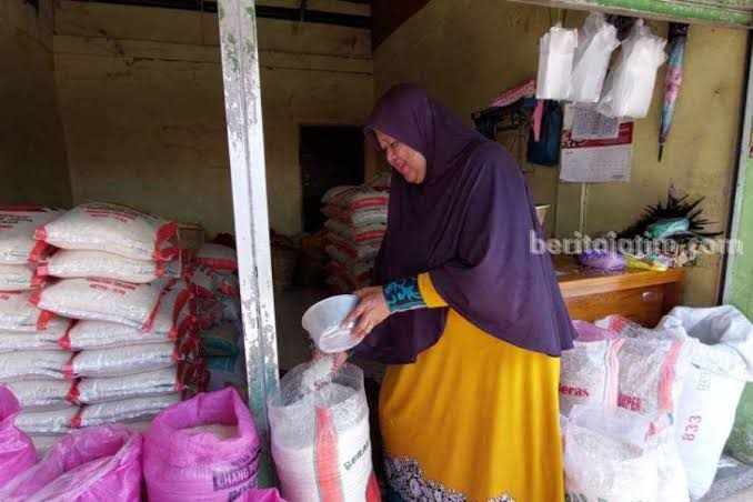 Harga Beras di Sampang Melambung Tinggi Ilustrasi penjual beras (Foto: Zamachsari/beritajatim.com)