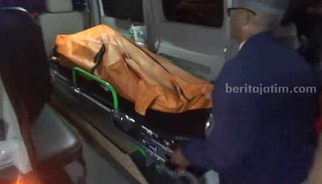 Jasad korban saat dinaikkan ke mobil ambulans, Kamis (14/9/2023)
