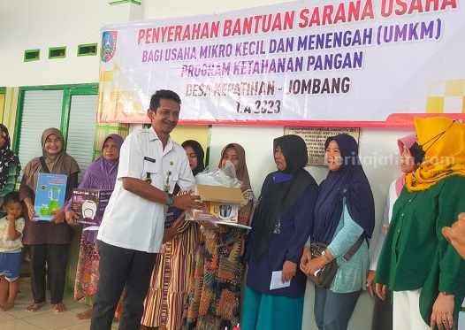 Kades Kepatihan Erwin Pribadi saat menyerahkan bantuan kepada pelaku UMKM, Rabu (6/9/2023)