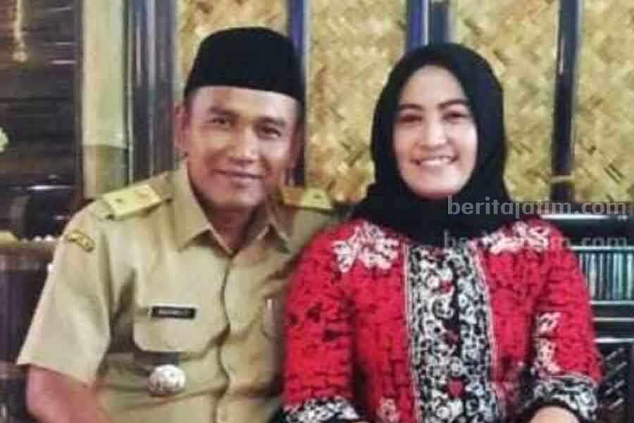Kepala Desa Gedog Wetan, Budiono ST bersama Istri.