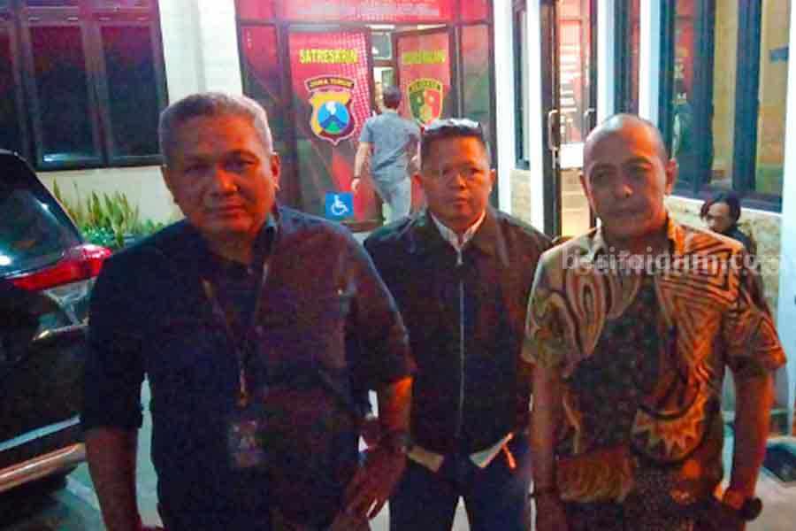 Imam Hidayat, Kuasa Hukum Tim TATAK dan Djoko Trijahjana, Kuasa Hukum dari Tim Aremania Menggugat, Jumat (1/9/2023) malam, usai gelar perkara tragedi Kanjuruhan di Satreskrim Polres Malang.