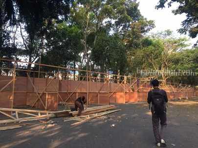 Bangunan semi permanen di Stadion Kanjuruhan sisi selatan bagi pedagang, mulai disiapkan, Kamis (14/9/2023) sore.