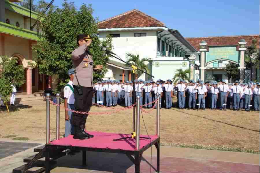 Kapolres Sumenep Ajak Ngobrol Siswa MAN Tertib Berlalulintas kapolres sumenep