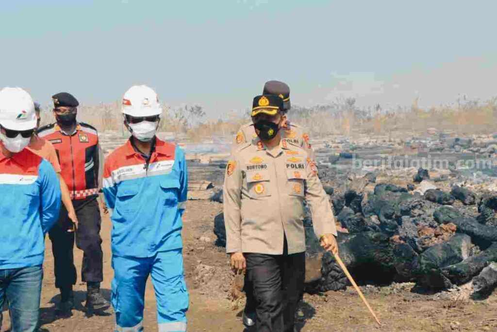 Kapolres Tuban AKBP Suryono saat tinjau lokasi kebakaran di lahan Grass Root Refinery (GRR) PT. Pertamina Rosneft Pengolahan dan Petrokimia (PRPP).