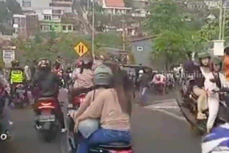 Suasana kecelakaan di Mojokerto.