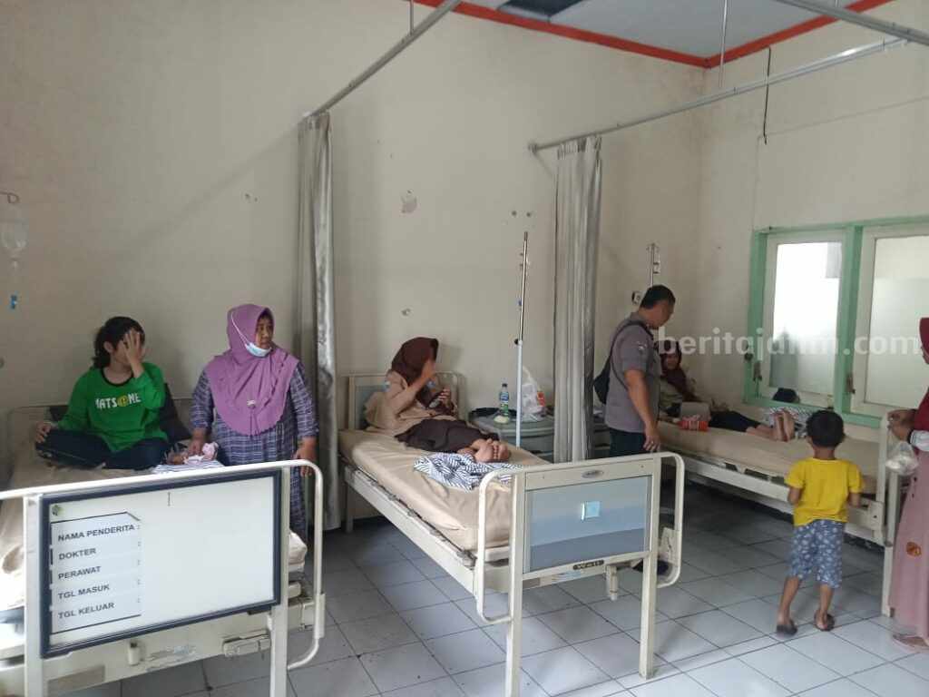 Para siswa MTSN 4 Tulungagung menjalani perawatan di puskesmas setelah mengalami gejala keracunan.