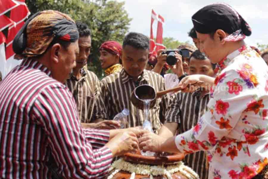 Momen kirab pusaka di Kabupaten Trenggalek.