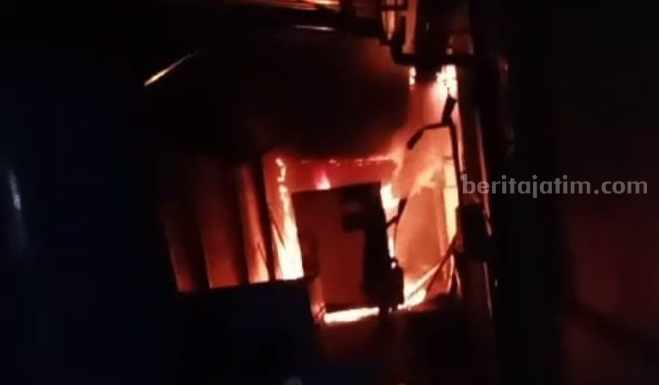 Blaarr!! Kompresor Pabrik Masker di Jombang Meledak Tim pemadam kebakaran melakukan pembasahan saat kompresor terbakar di pabrik masker Mojoagung, Minggu (3/9/2023) malam