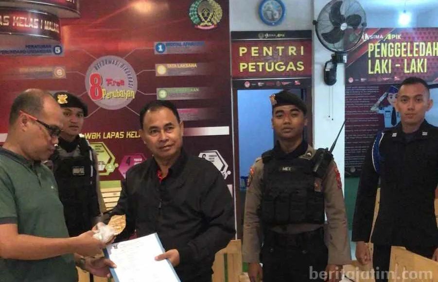 Petugas Lapas Malang Gagalkan Penyelundupan Paket Ganja Petugas Lapas Malang gagalkan upaya penyelundupan ganja dengan cara dilempar ke dalam Lapas, Minggu (17/9/2023).