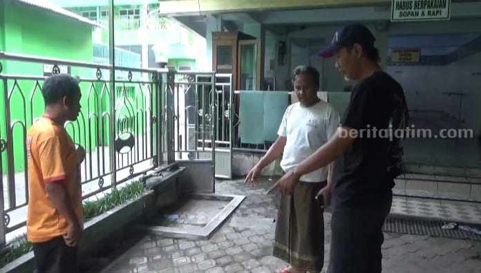 Bukannya Salat, Pria di Jombang ke Masjid Malah Curi Sepeda Takmir Masjid Ar Ridlo menunjukkan lokasi hilangnya sepeda milik jemaah, Rabu (13/9/2023)