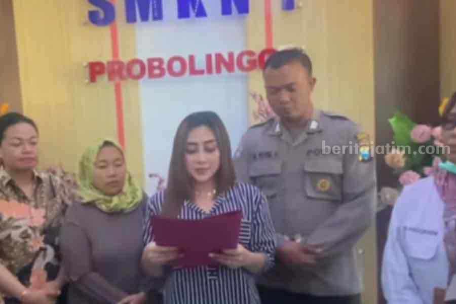 Luluk Nuril saat membacakan permintaan maafnya di hadapan berbagai pihak.