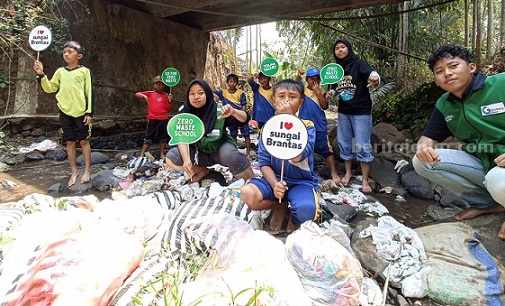 Anak-anak SD Prihatin Sungai di Wonosalam Jombang Tercemar Mikroplastik Tumpukan sampah yang ada di bawah jembatan Sungai Sranten Kecamatan Wonosalam Jombang,