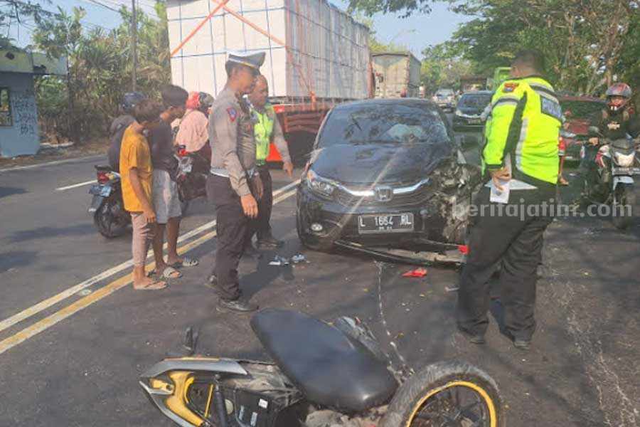 Insiden laka yang melibatkan dua kendaraan motor dan satu mobil Brio di Jalan Lamongan - Gresik, Kecamatan Deket, Kabupaten Lamongan.