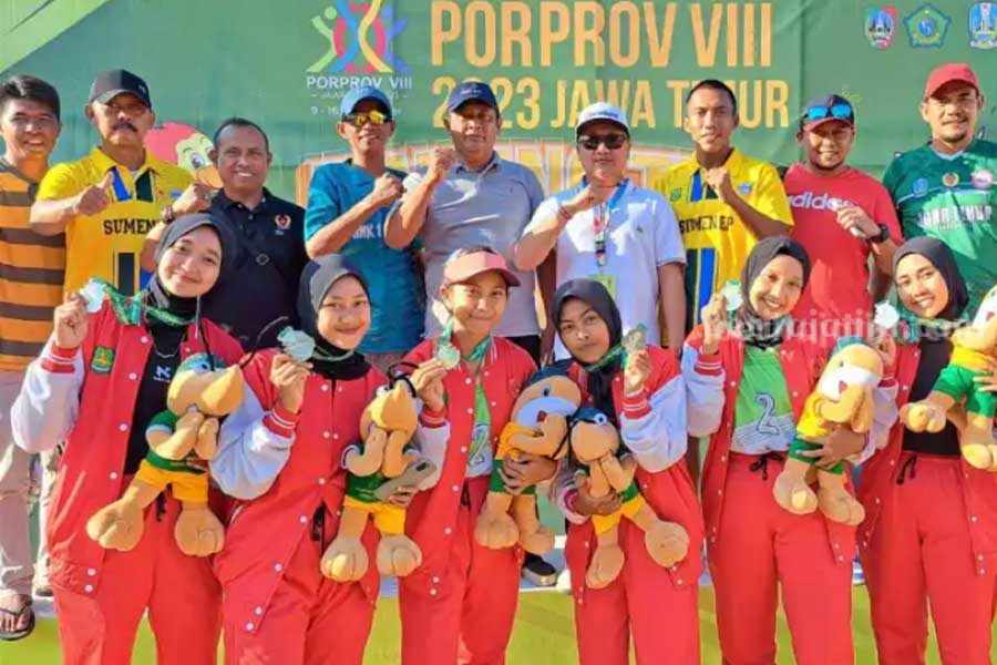 Perolehan Medali Sumenep di Porprov Jatim Tak Sesuai Target, Bupati Minta Cabor Selektif Pilih Atlet Penyerahan medali pada kontingen Sumenep.
