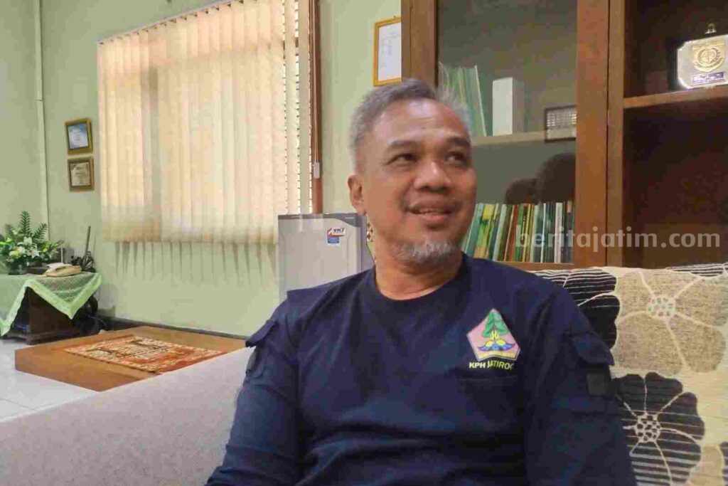 ADM Perhutani KPH Tuban Bayu Nugroho saat ditemui diruang kerjanya. [Foto:Diah Ayu/beritajatim.com]
