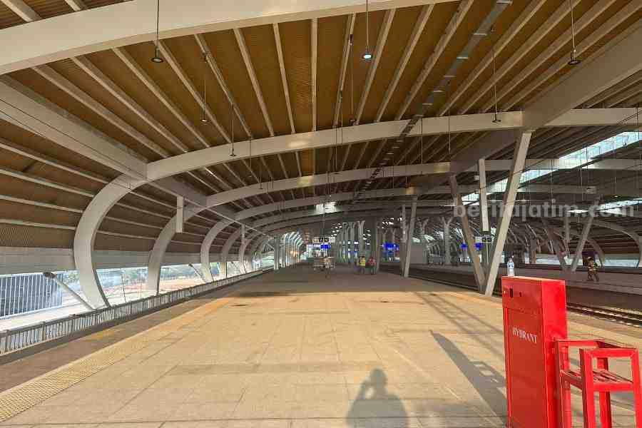 Atap Terbakar, KCIC Pastikan Seluruh Area Stasiun Halim Aman peron stasiun halim