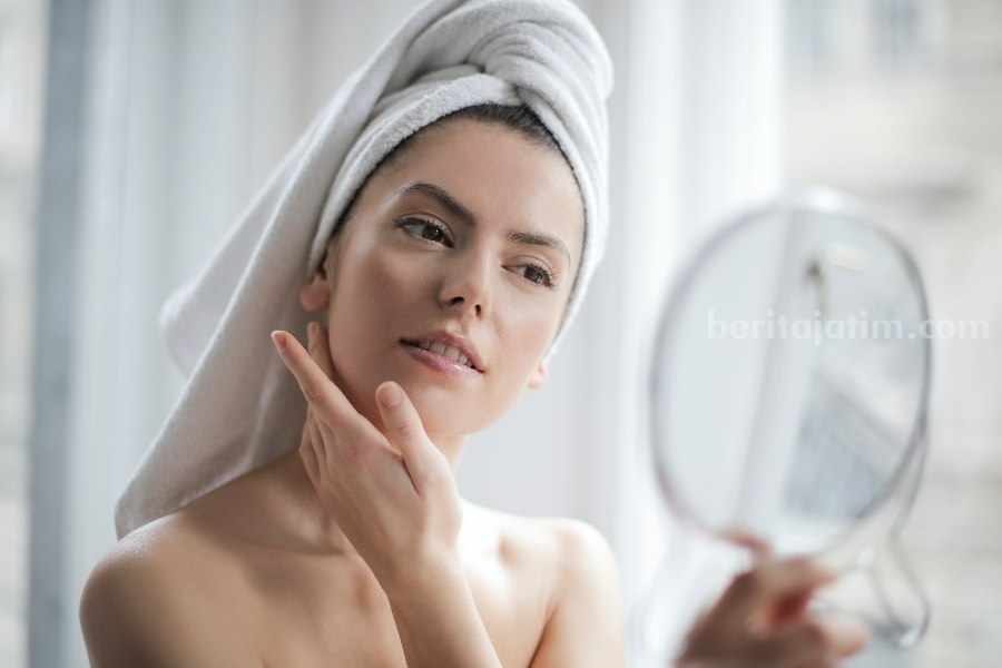 Cara Bersihkan Daki yang Bandel di Kulit yang Aman Mudah dan Sehat Ilustrasi wanita yang menjaga kesehatan kulit. (Sumber foto: Andrea Piacquadio/pexels.com)