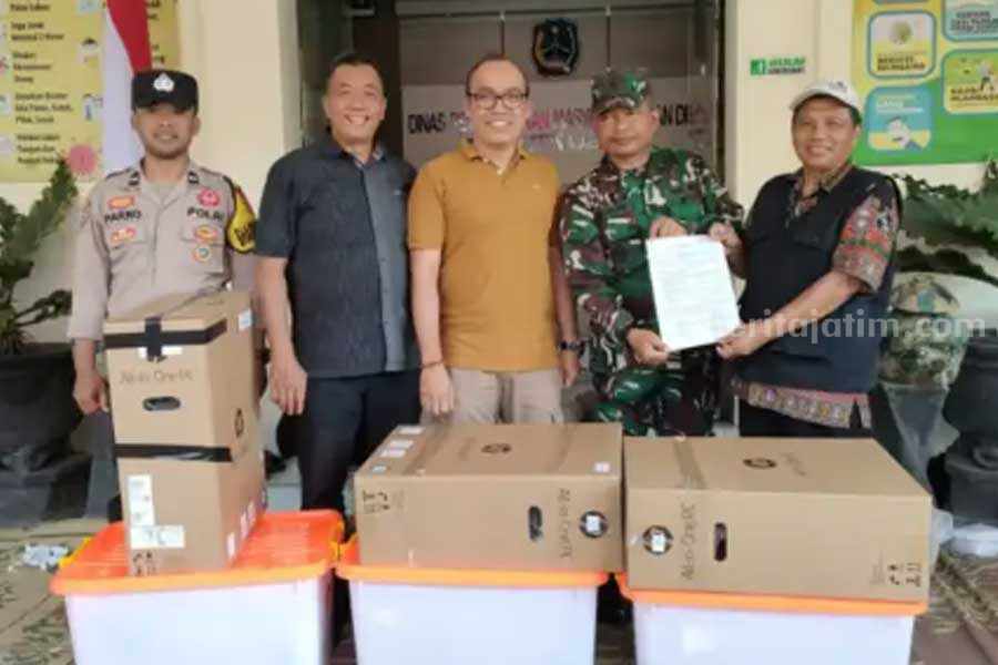 Sejumlah Petugas TimTehnis Utama ( TTU) dan Tim Tehnis Lapangan distribusikan alat e-votting untuk Pilkades serentak di Kabupaten Magetan. (Diskominfo)
