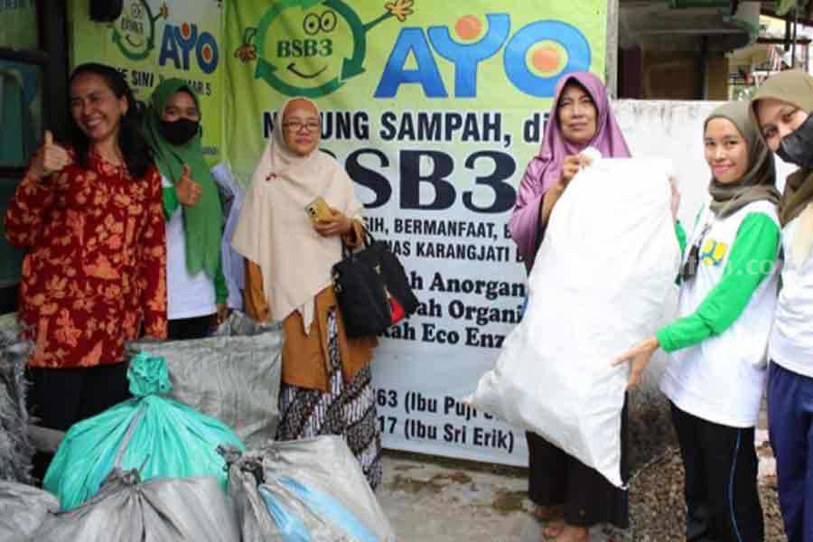 Pipit Windri Aryati, Sosok Pelopor Eco Enzym dari Blora Pipit Windri Aryati Samgautama Karnajaya bersama relawan bank sampah.