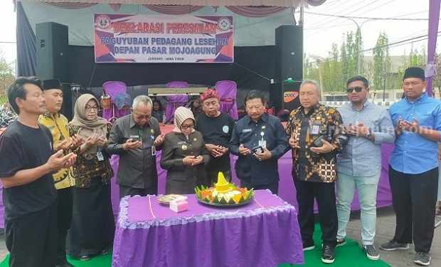 Bupati Jombang Mundjidah Wahab memotong tumpeng dalam rangka deklarasi Paguyuban Pedagang Lesehan depan Pasar Mojoagung, Kamis (14/9/2023)