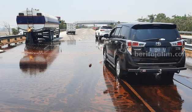 Pupuk cair menggenang di tol Jombang-Mojokerto