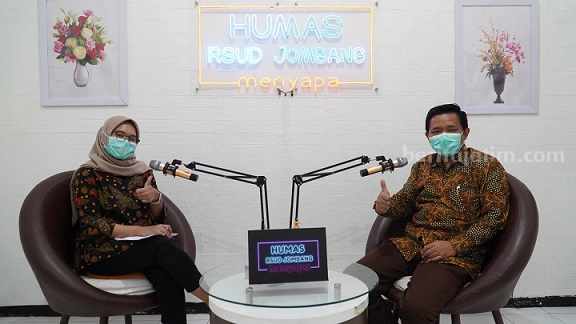 Talk show Humas RSUD Jombang menyapa yang mengambil tema deteksi dini kanker payudara