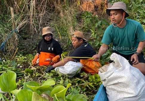 Sungai Dor Megaluh Jombang penuh dengan sampah