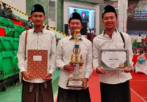 Arrisky (tengah) saat bersama timnya pada babak final di Unisma