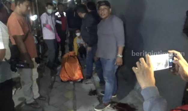 Polisi mengevakuasi jasad korban, Kamis (14/9/2023) malam