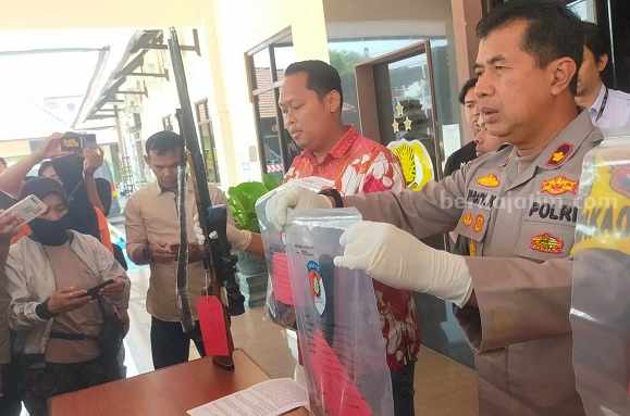 Polisi menunjukkan sejumlah barang bukti dalam kasus pembunuhan wartawan di Jombang, Jumat (15/9/2023)