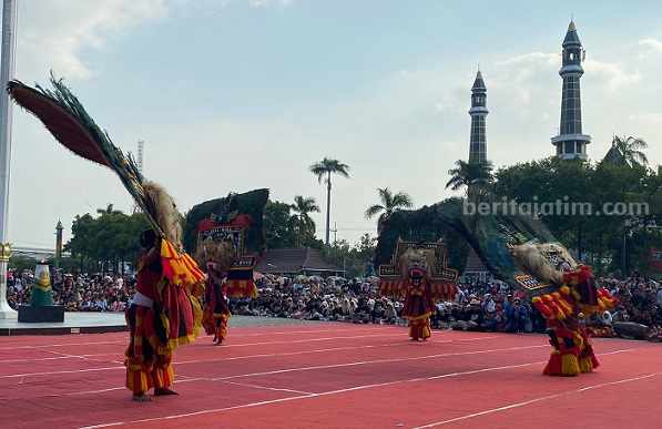 Penampilan reog Ponorogo saat kirab bendera Pemilu 2024 di alun-alun Jombang, Selasa (5/9/2023)
