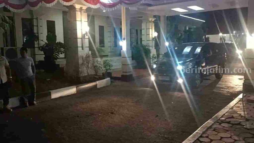 Situasi terkini rumah dinas Bupati Lamongan, Yuhronur Efendi. (Beritajatim/riq)