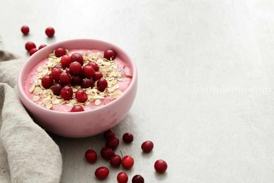 Benarkah Yogurt Berbahan Karmin Haram dan Najis? Begini Penjelasan Direktur LPPOM MUI Ilustrasi yogurt merah. (Foto: Racool_studio/freepik.com)