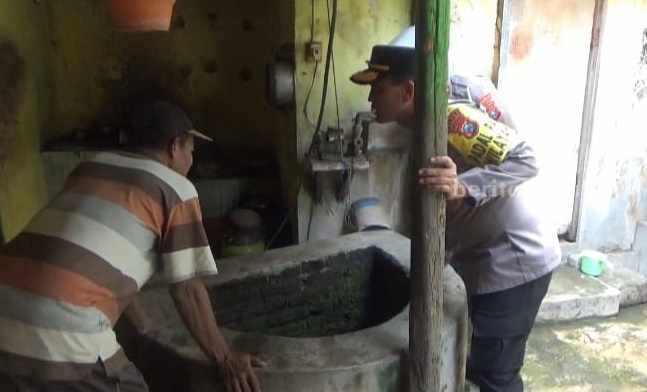 Polisi mendatangi sumur yang menjadi lokasi terceburnya lansia hingga meninggal, Kamis (14/9/2023)