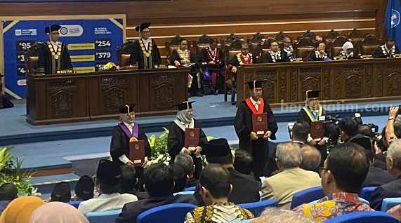 Pengasuh Tebuireng Jombang Sebut Pengukuhan Prof Suparto Wijoyo Bergaya NU Acara pengukuhan Guru Besar Unair Surabaya, Kamis (7/9/2023)