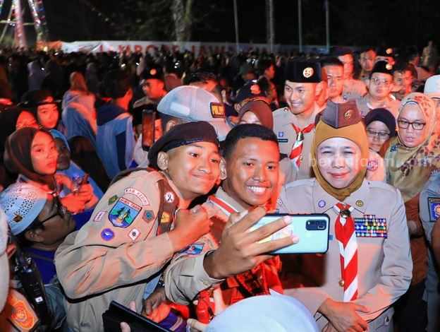 Gubernur Jawa Timur Khofifah Indar Parawansa selaku Ketua Majelis Pembimbing Daerah (Mabida) Gerakan Pramuka Kwartir Daerah Jatim saat hadir di Jambore Daerah.