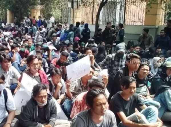 lustrasi aksi demonstrasi mahasiswa beberapa waktu lalu tentang UU Cipta Kerja dan Omnibus Law -- (Rahajeng Kartika)