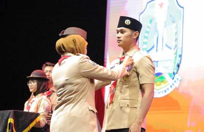 Bupati Tuban Aditya Halindra Faridzky menerima Lencana Pancawarsa yang diberikan oleh Gubernur Jawa Timur Khofifah Indar Parawansa.