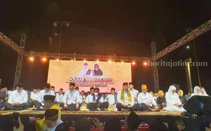 Ketua Umum DPP Partai Golkar, Airlangga Hartarto, hadir saat acara Golkar Bersholawat di Alun-Alun Tuban. [Foto: Diah Ayu/beritajatim.com]