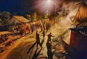 Separuh bangunan toko di Sampang terbakar (Foto: Zamachsari/beritajatim.com)