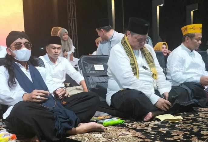 Ketua Umum DPP Partai Golkar Airlangga Hartarto saat menghadiri Golkar Bersholawat di Alun-Alun Tuban. [Foto:Diah Ayu/beritajatim.com]