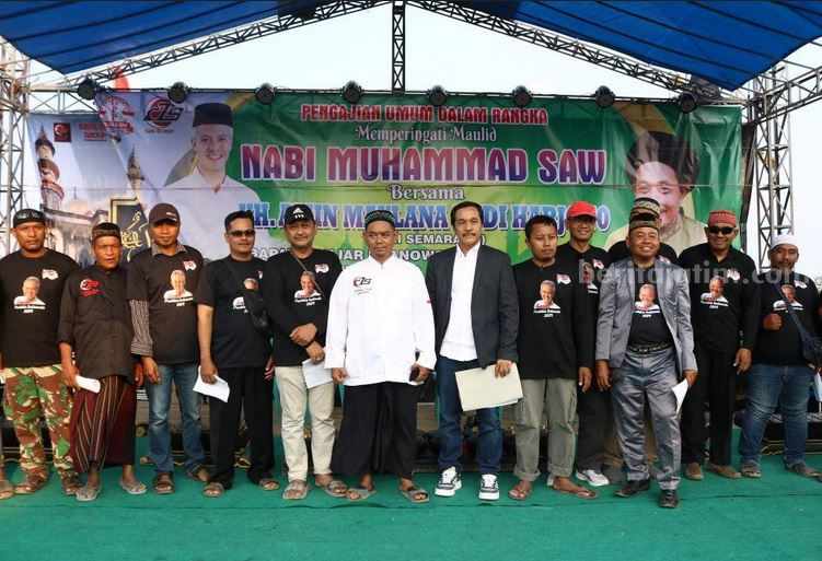 Ketua Umum DPP Solnas GPP, Hadi Purwanto bersama massa pendukung Ganjar Pranowo. [Foto:Diah Ayu/beritajatim.com]