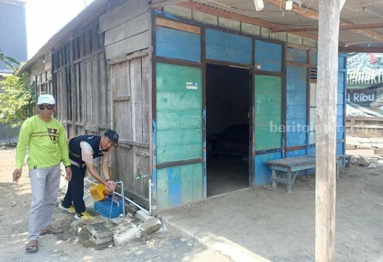 Pemasangan sambungan air minum gratis bagi masyarakat pedesaan berpenghasilan rendah di Lamongan.
