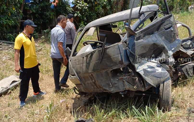 Mobil Tertabrak KA Singasari di Blitar, Sopir Loncat dari Jendela, Selamat Polsek Srengat melakukan olah tkp kecelakaan kereta api dengan mobil pick up.