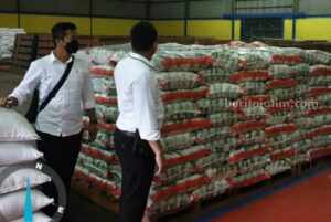 Satgas Pangan Bakal Tindak Penimbun Beras di Kabupaten Malang Tim Satgas Pangan dari Polres Malang, mengecek ketersedian beras di Gudang Bulog, Kecamatan Pakisaji, Kabupaten Malang.
