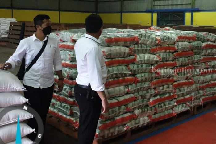 Satgas Pangan Bakal Tindak Penimbun Beras di Kabupaten Malang Tim Satgas Pangan dari Polres Malang, mengecek ketersedian beras di Gudang Bulog, Kecamatan Pakisaji, Kabupaten Malang.