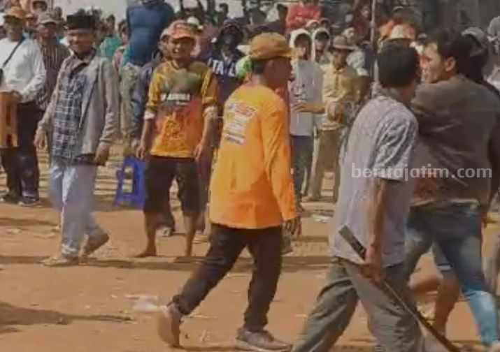 Bentrok saat ajang kerapan sapi Piala Preaiden di Bangkalan (Foto: Zamachsari/beritajatim.com)