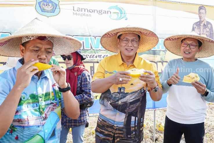 Festival buah yang digelar di Desa Latukan, Kecamatan Karanggeneng, Kabupaten Lamongan.