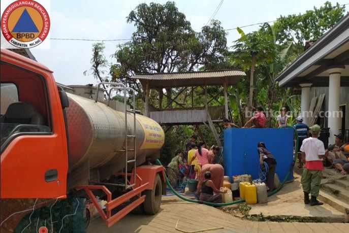 BPBD Kabupaten Malang Distribusikan 2 Juta Liter Air Bersih BPBD Kabupaten Malang hingga Selasa (10/10/2023) sudah mendistribusikan 2.027.000 liter air bersih guna mengatasi kekeringan.