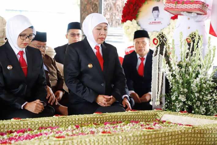 Khofifah Khusyuk Panjatkan Doa di Makam Bung Karno Gubernur Jawa Timur Khofifah Indar Parawansa berziarah ke makam Bung Karno Kota Blitar.